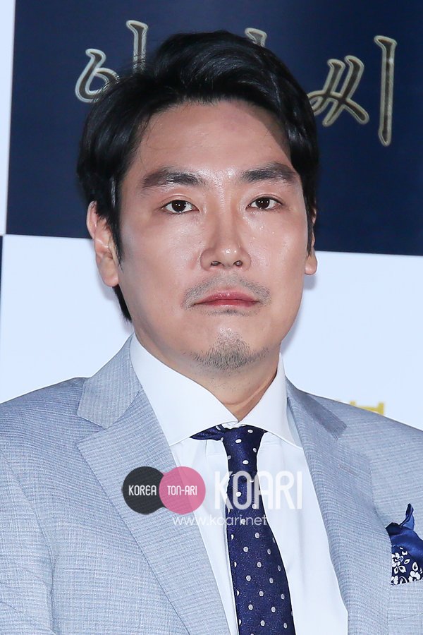 チョ・ジヌン
